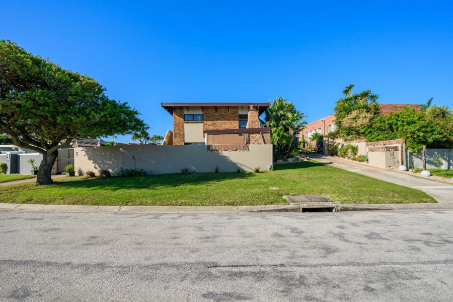 8 Bedroom Property for Sale in Summerstrand Eastern Cape